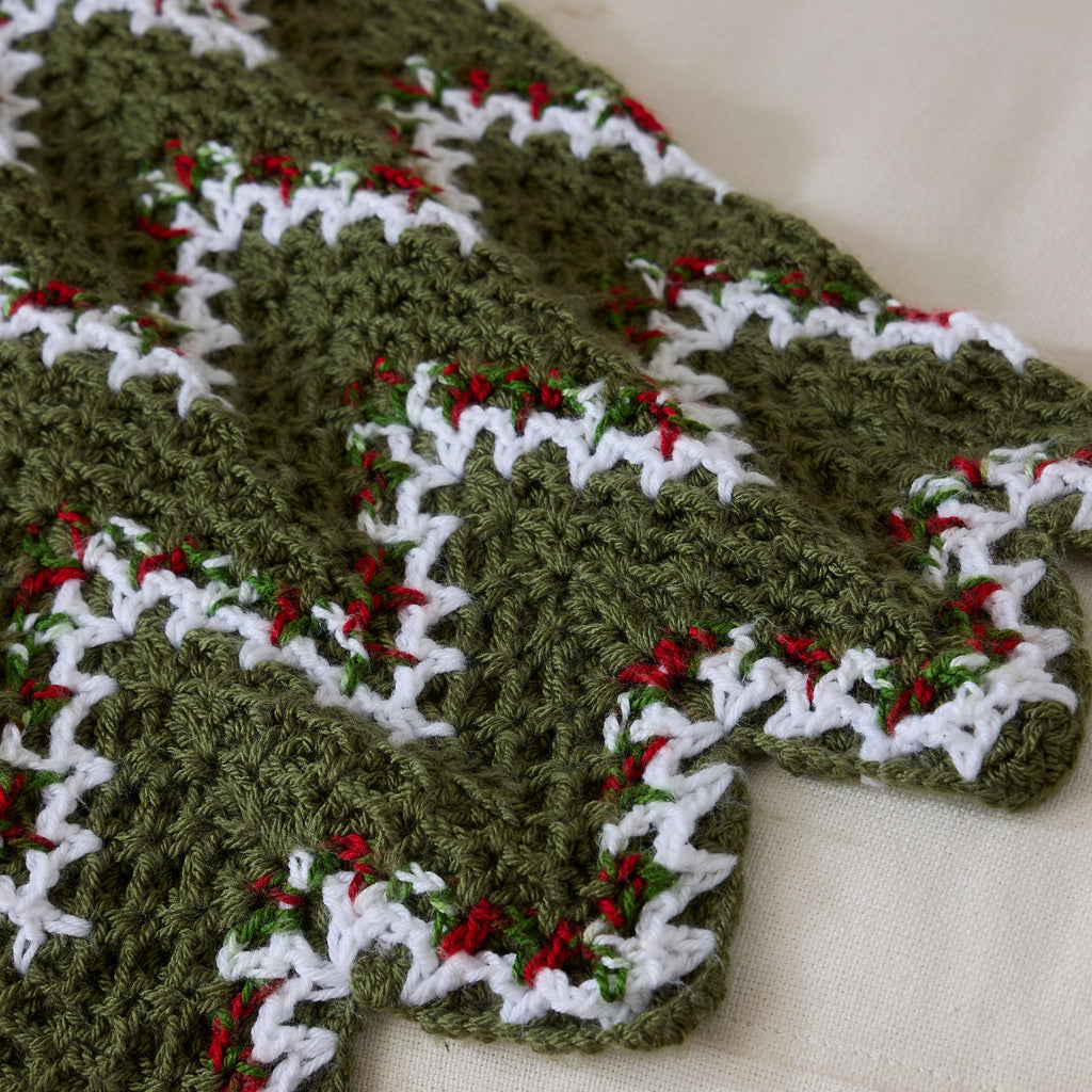 Holly Berry Ripple Throw